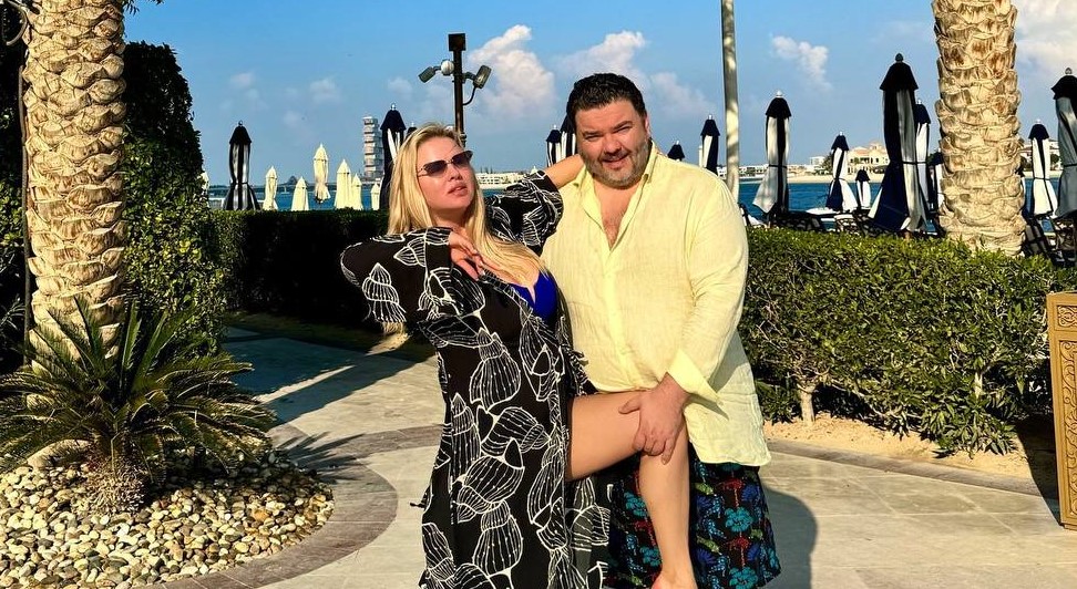 Қожайын қызметші қызды төрт аяғына қондырып, трахает етті